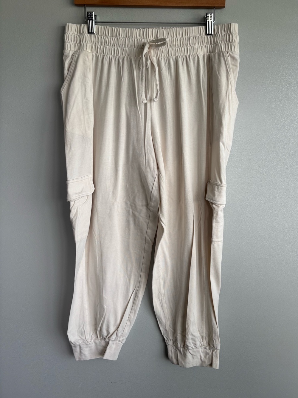AnyBody Lounge Cozy Knit Cropped Cargo Joggers Pants Womens Medium Cream Color